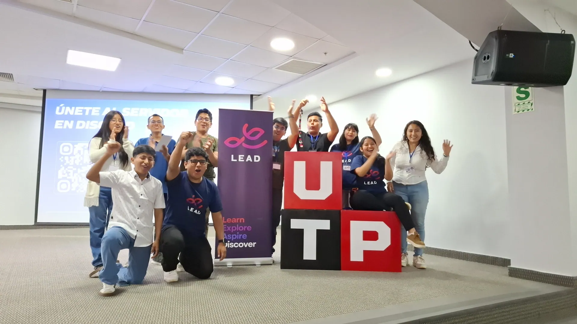 Foto grupal de la comunidad LEAD UTP en su evento de presentación