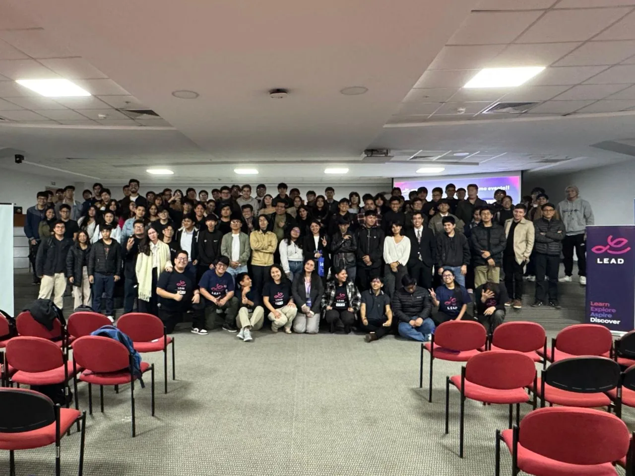 Foto grupal de la comunidad LEAD UTP en el Data & AI Innovation Summit