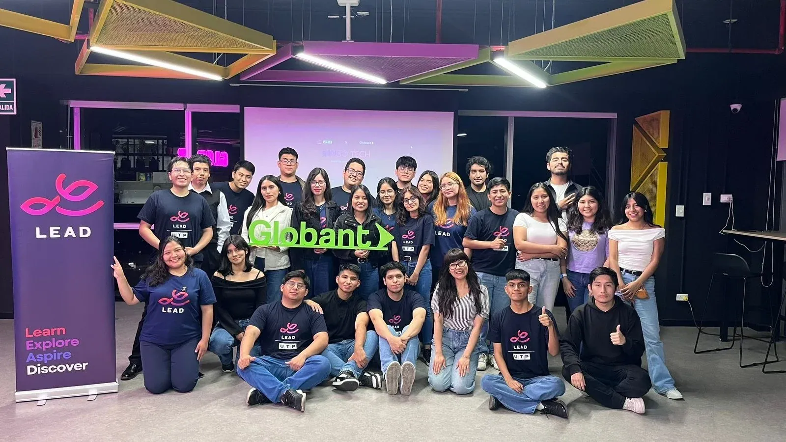 Foto grupal de la comunidad LEAD UTP en la integración con GLOBANT