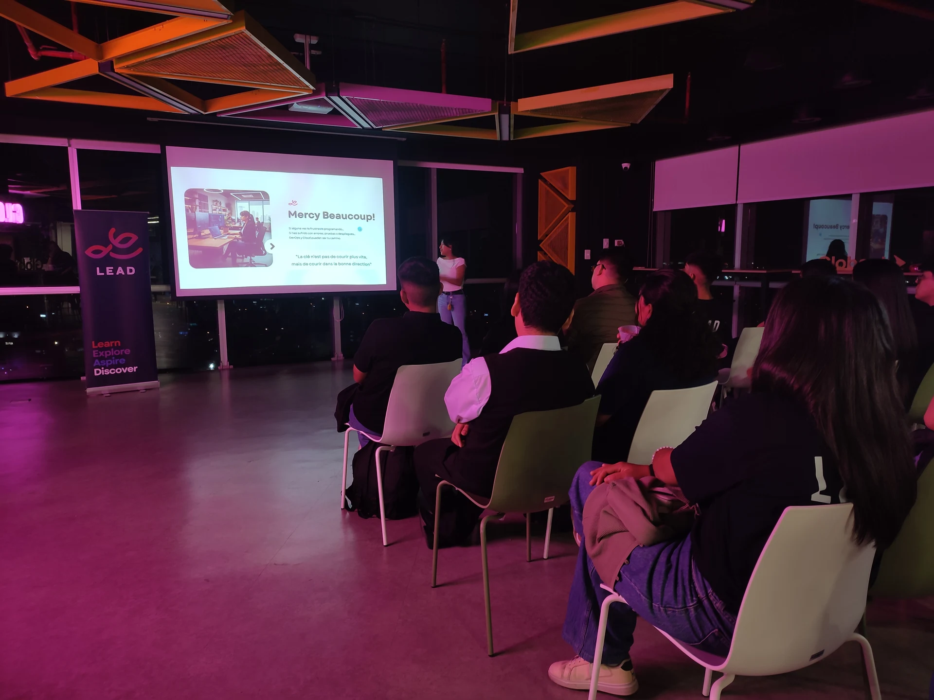 Voluntaria de LEAD UTP presentando una iniciativa en la Integración Globant