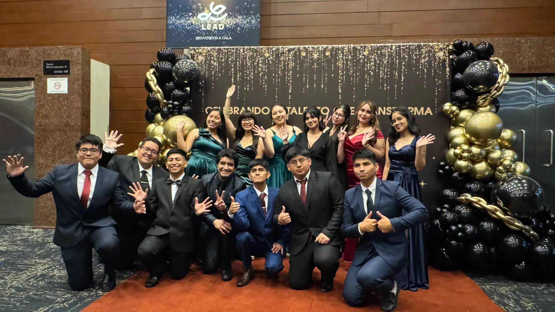 Foto grupal de la comunidad LEAD UTP en LEAD Gala