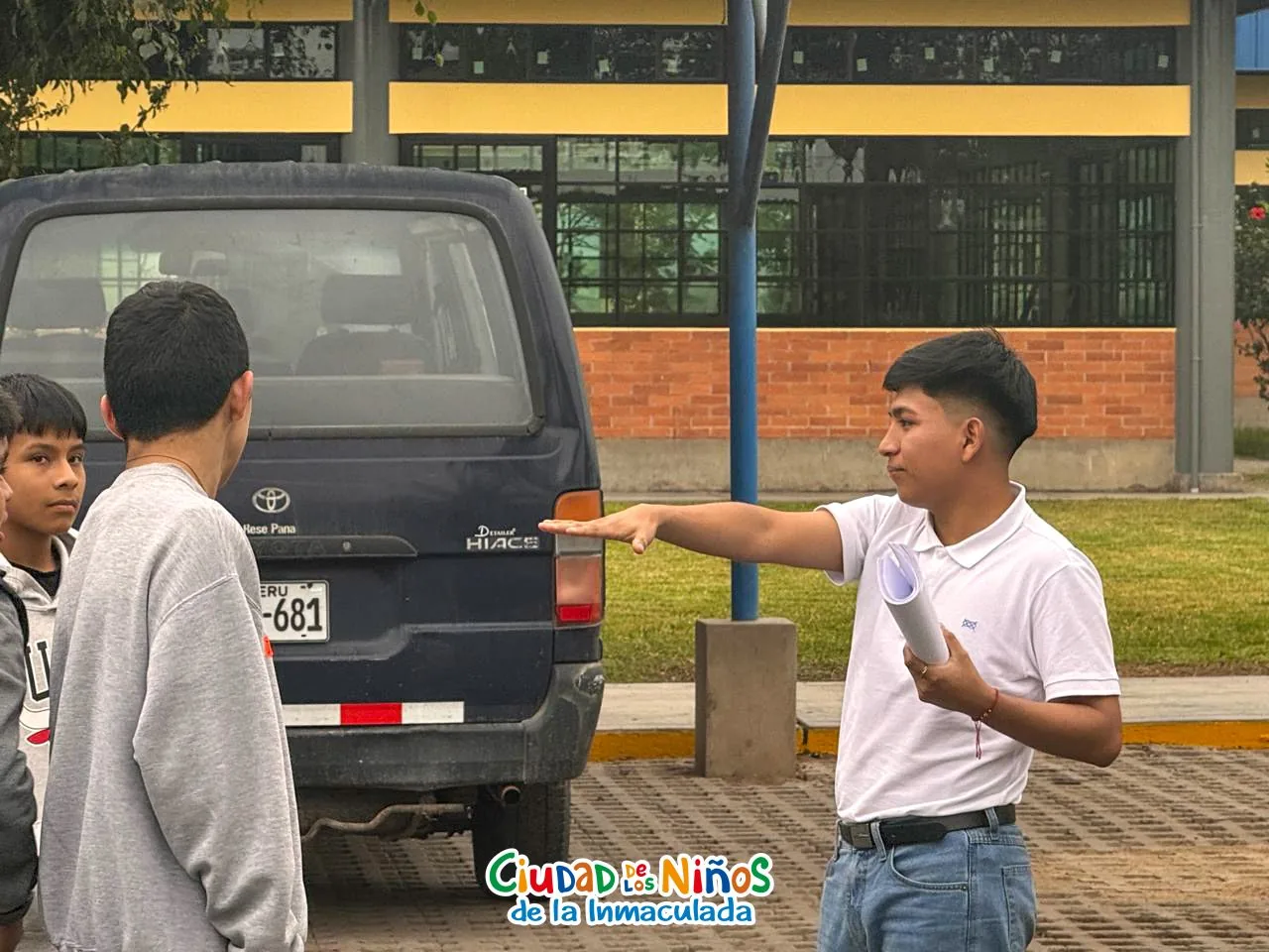 Voluntario de LEAD UTP con adolescentes de Ciudad de los Niños de la Inmaculada