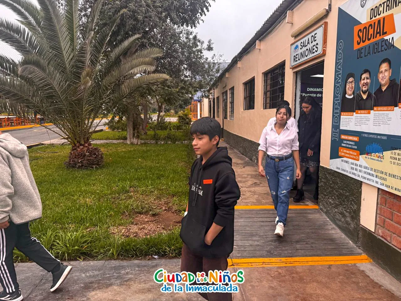 Voluntarios y adolescentes en las instalaciones de Ciudad de los Niños de la Inmaculada