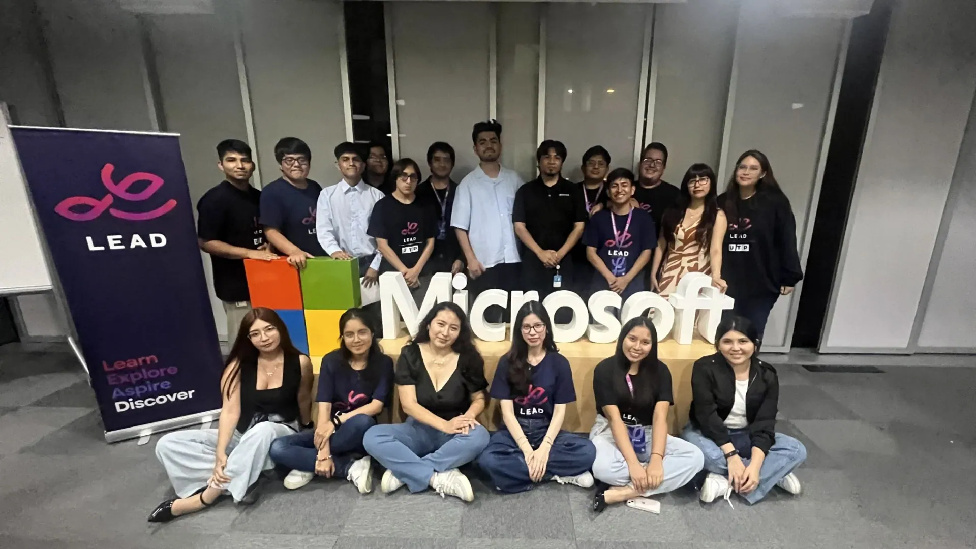 Foto grupal de la comunidad LEAD UTP en la clausura de Career Path