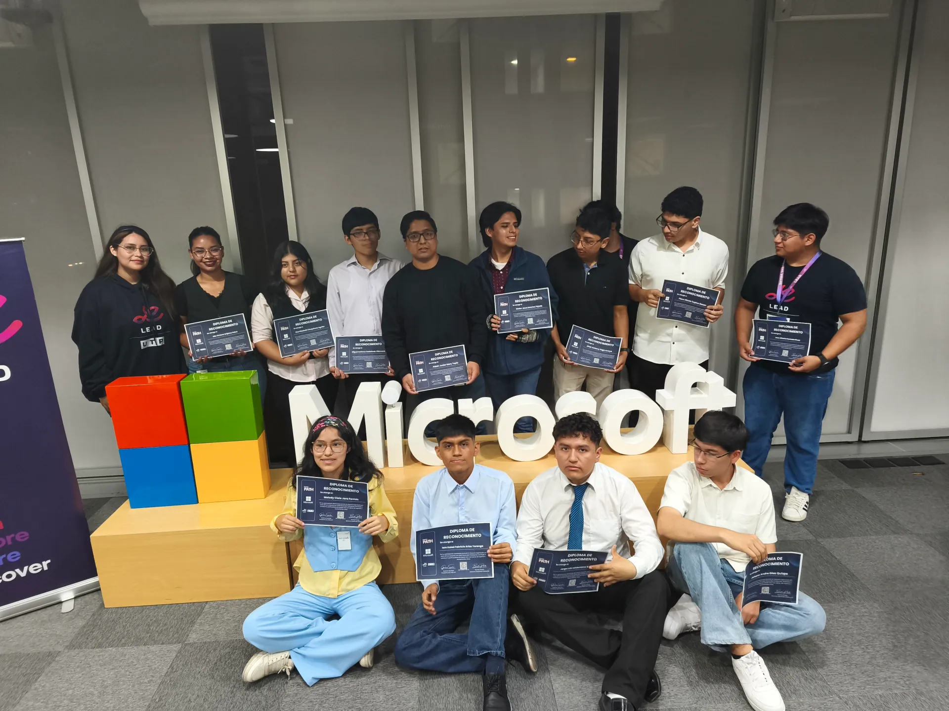 Foto grupal de la comunidad LEAD UTP en la clausura de Career Path
