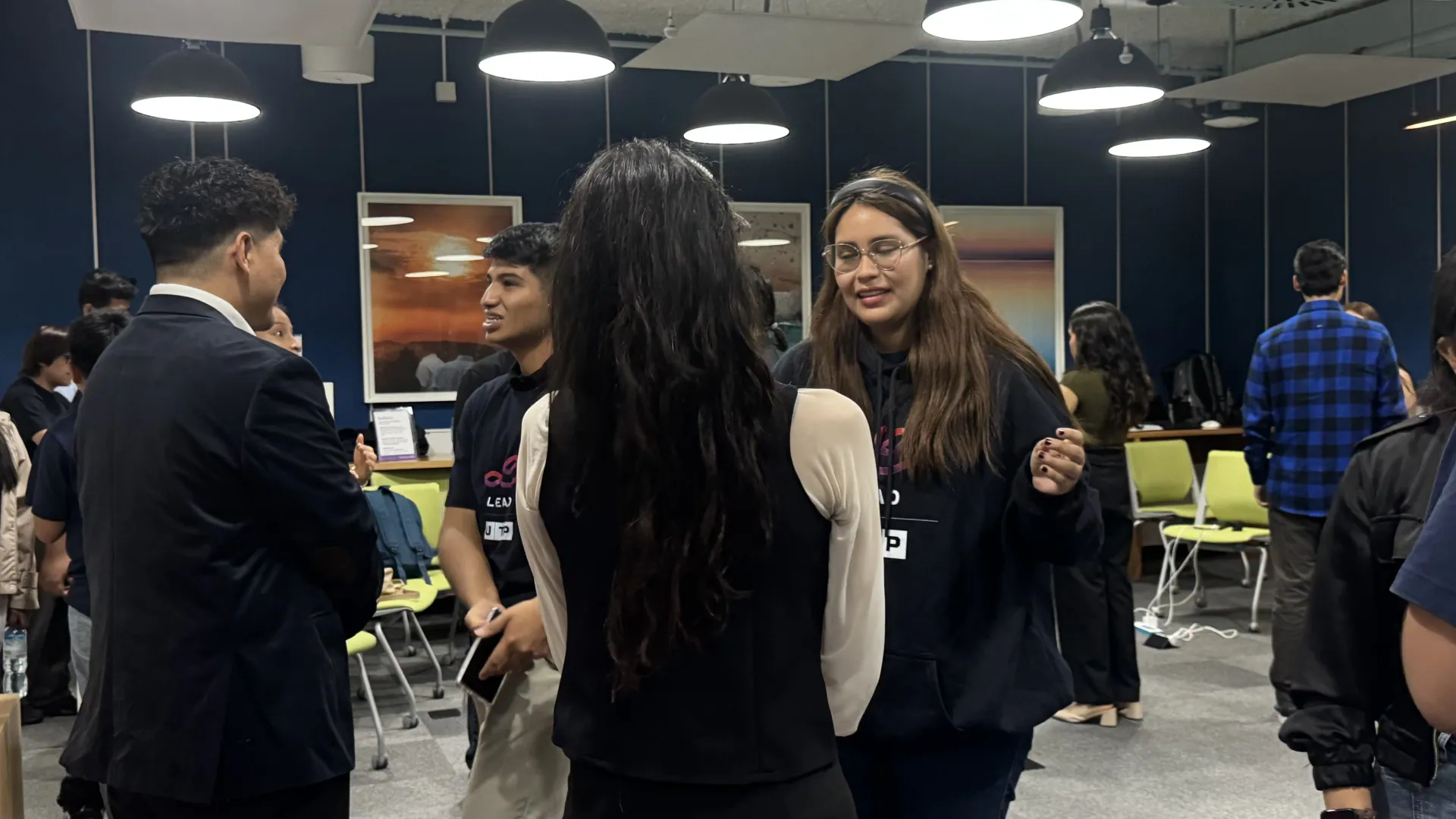 Momento de networking durante la clausura de Career Path