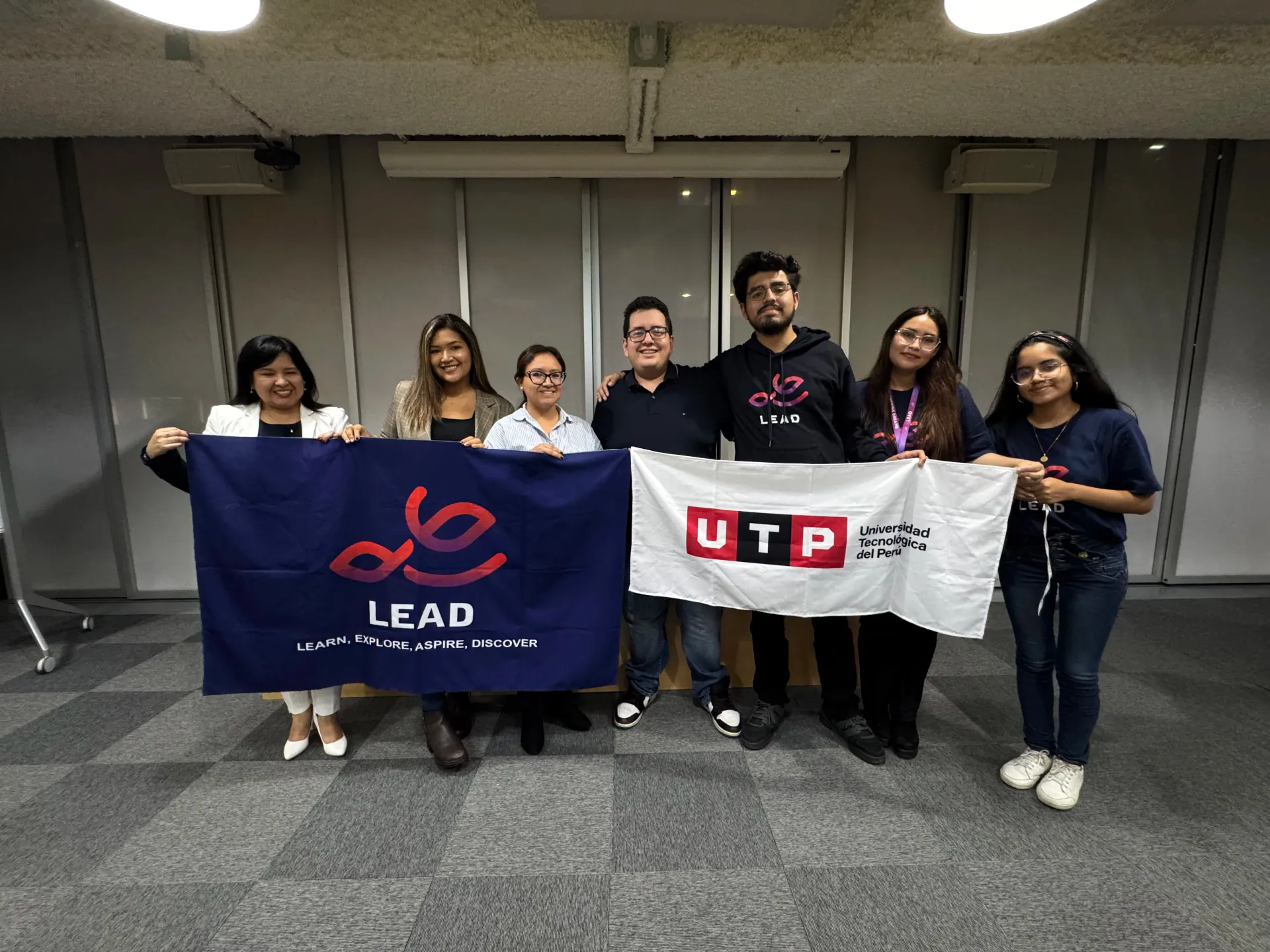 Foto grupal de la comunidad LEAD UTP en Talent Room